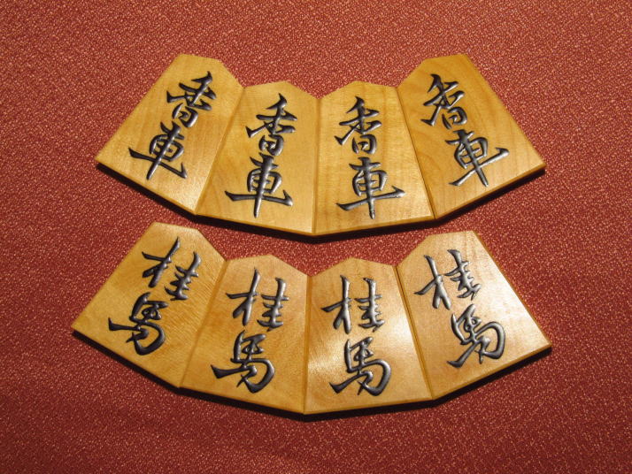 美玉作王義之島黄楊根柾盛上将棋駒 新品&frasl;桐製平箱付(KS181) トウシン盤