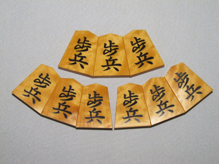 ▲天元作水無瀬島黄楊柾目彫将棋駒/未使用品 桐駒箱付