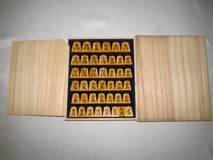 ▲天元作水無瀬島黄楊柾目彫将棋駒/未使用品 桐駒箱付