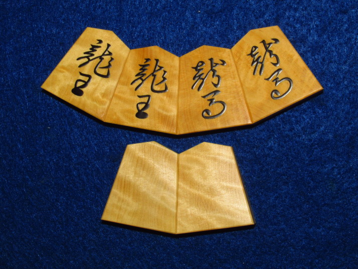 美玉作錦旗島黄楊根杢盛上将棋駒 新品/桐平箱付(KS231) トウシン盤駒店 