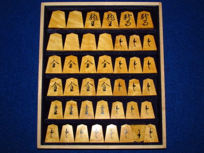 美玉作錦旗島黄楊根杢盛上将棋駒 新品/桐平箱付(KS231) トウシン盤駒店 