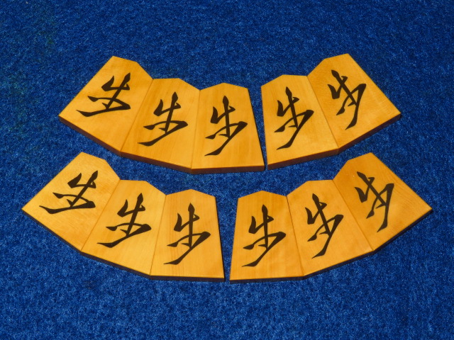 美玉作魚龍一字島黄楊斑入上柾目彫埋将棋駒 新品/桐平箱付(KS460 
