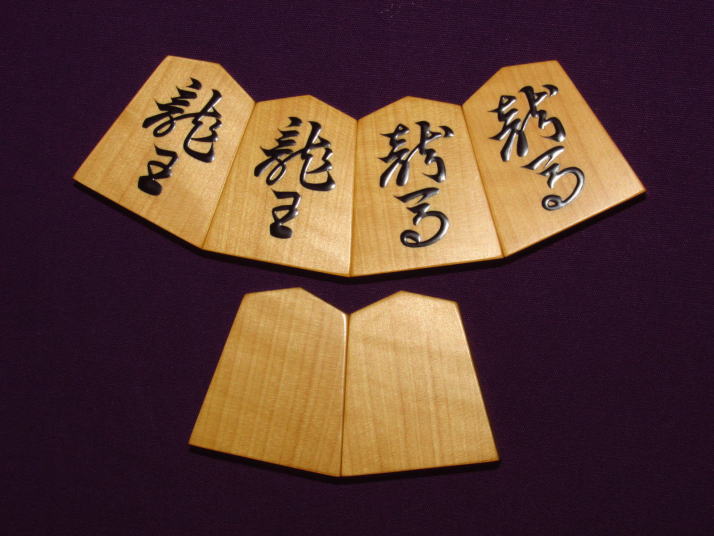 淘水作錦旗島黄楊淡虎斑盛上将棋駒 新品/桐製平箱付(KS257) トウシン盤 