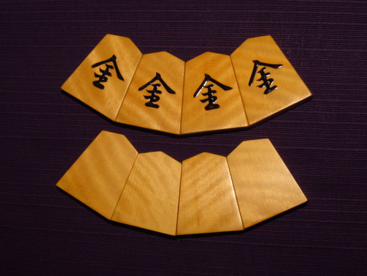 △木村文俊作錦旗島黄楊柾目彫将棋駒△桐製平箱付｜ゲーム