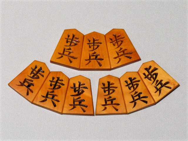 木村文俊作羽前島黄楊赤杢彫将棋駒/桐平箱 使用品(K702) トウシン盤駒 
